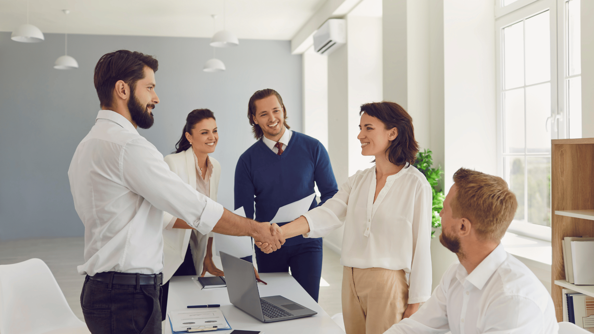 Pessoas se cumprimentando